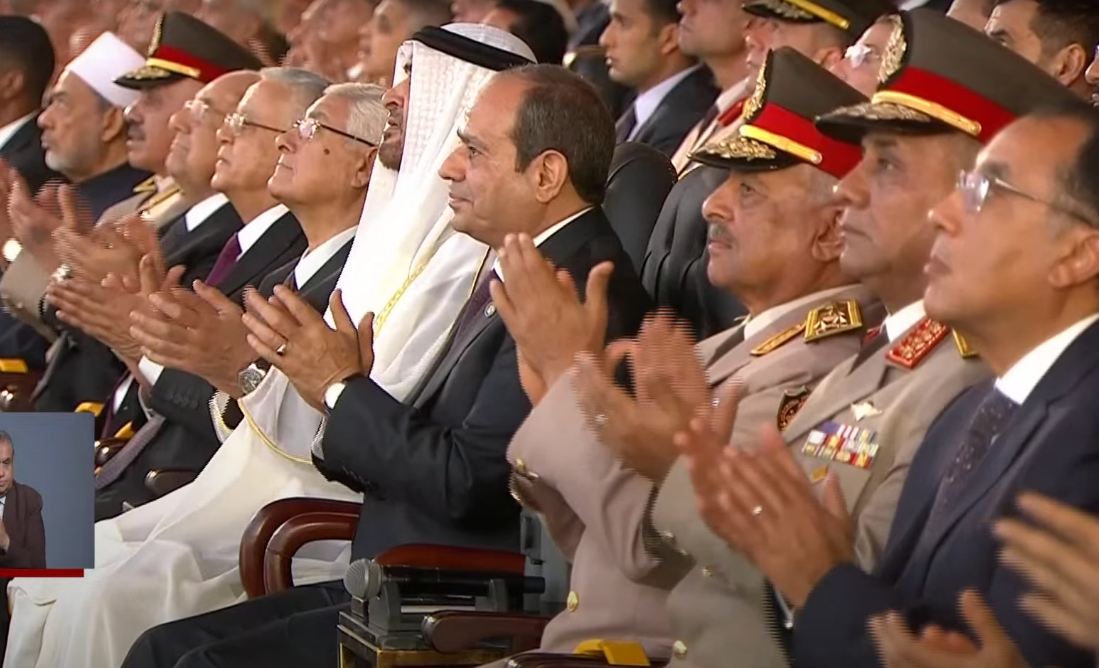 الرئيس السيسي وبن زايد يشاهدان عرضًا لفريق الألعاب الجوية بسماء الكلية العسكرية