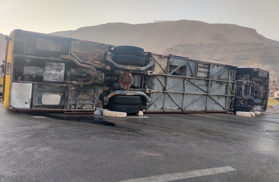 الصحة: 7 وفيات و25 مصابًا في حادث انقلاب أتوبيس “الجلالة” بالعين السخنة.. والدفع بـ24 سيارة إسعاف