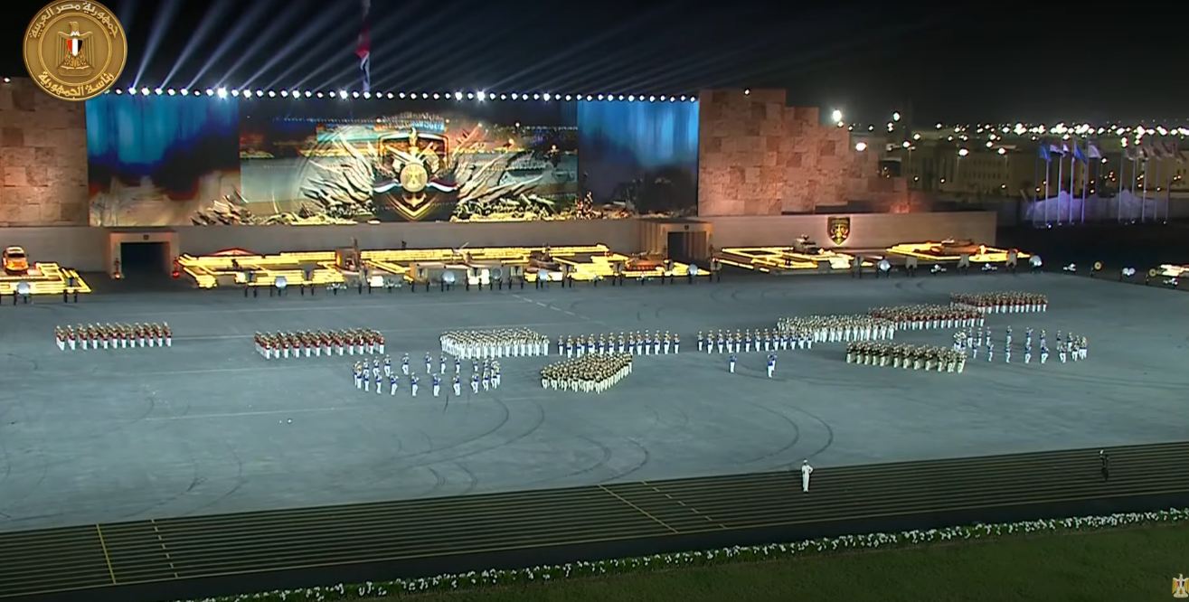 السيسي وبن زايد يشاهدان عرض الموسيقات العسكرية بحفل تخرج الكليات العسكرية