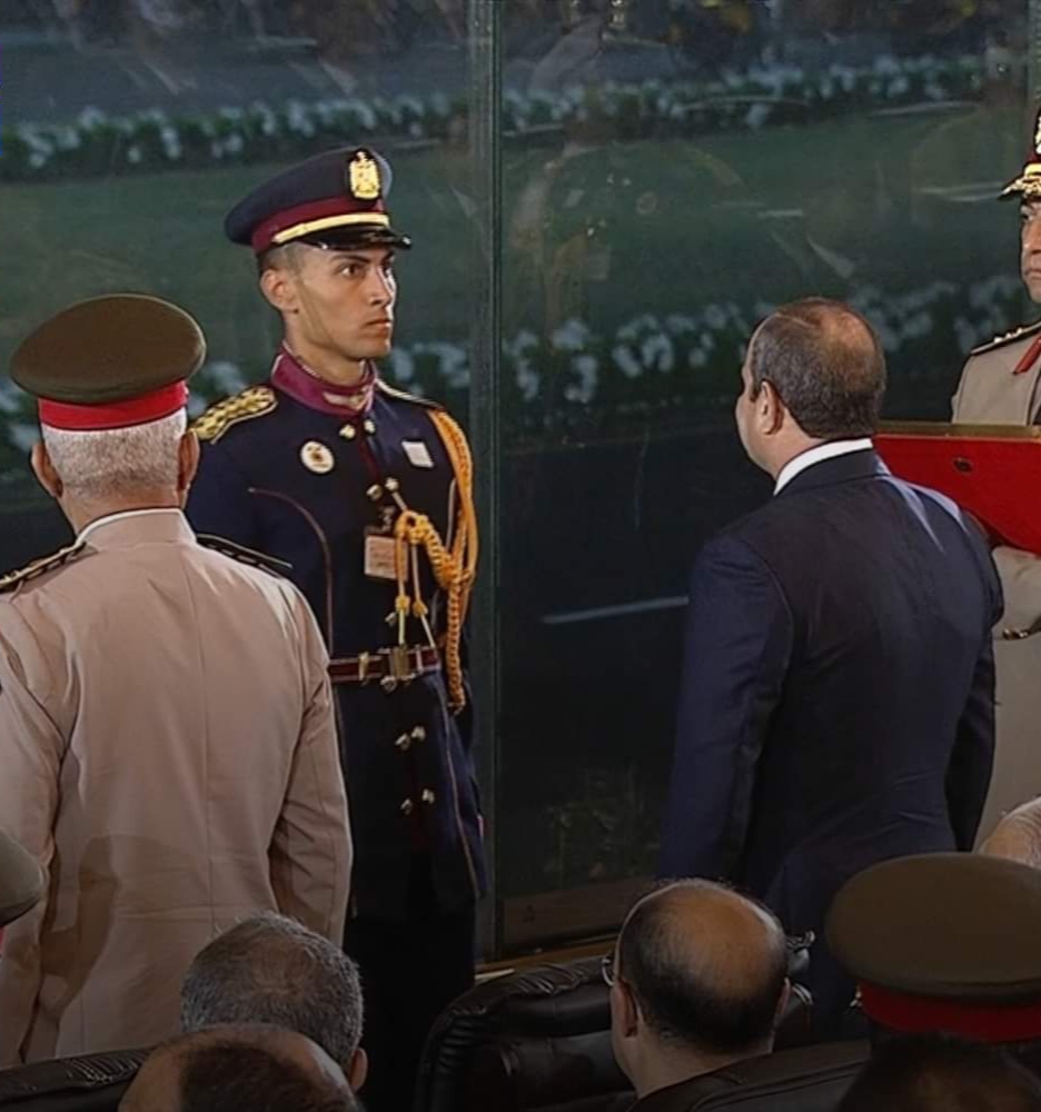 الرئيس السيسي يمنح الأنواط لأوائل خريجي الكليات العسكرية