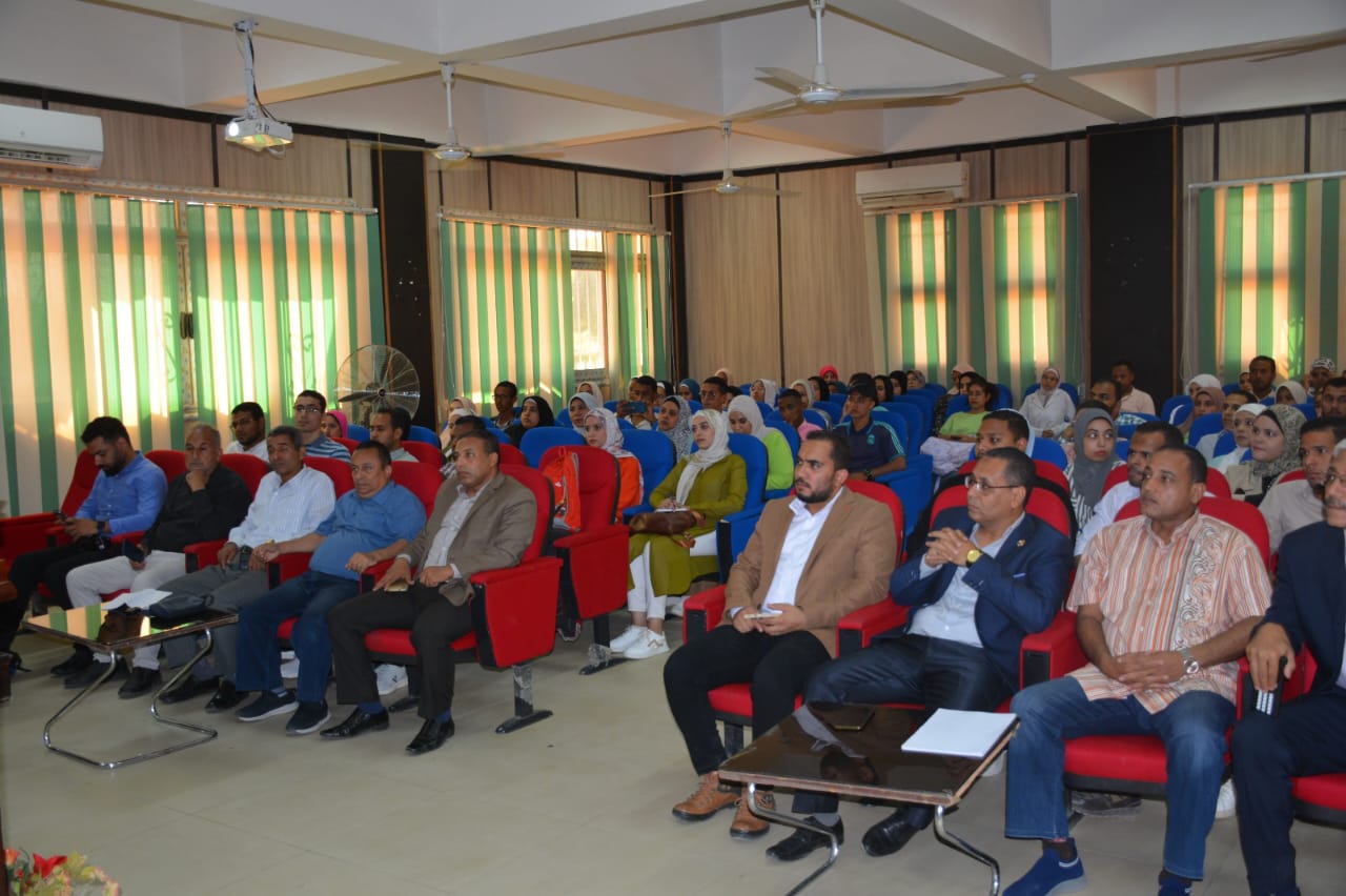 برنامج التبادل الثقافي الأمريكي في ندوة تثقيفية بجامعة أسوان 