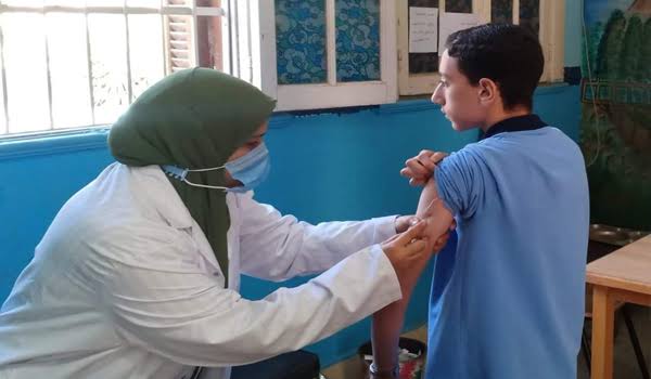 الحكومة تنفى إمداد المدارس بتطعيمات منتهية الصلاحية