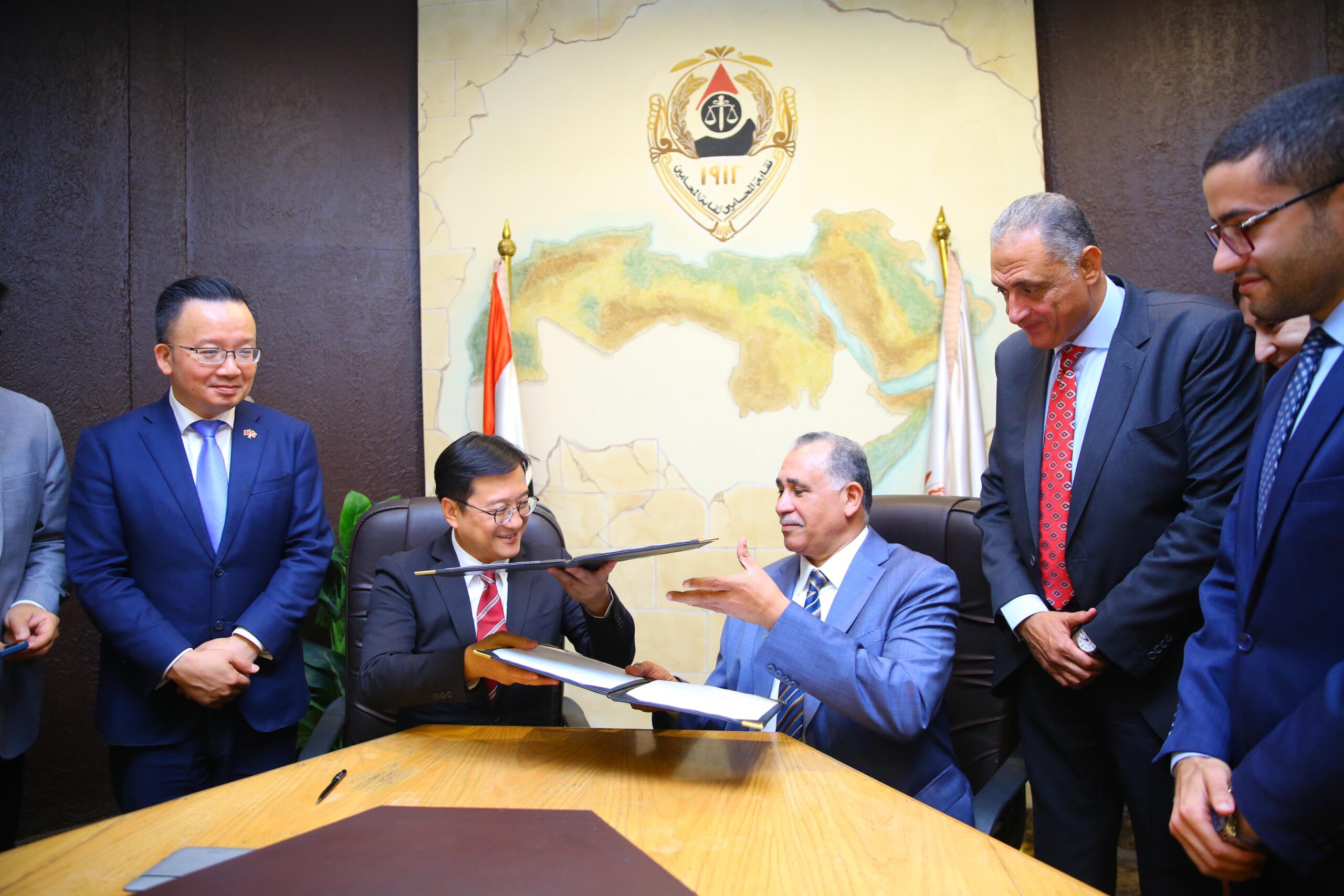 نقيب المحامين يوقع مذكرة تفاهم مع وفد هونج كونج لتعزيز التعاون المشترك نقيب المحامين يوقع مذكرة تفاهم مع وفد هونج كونج لتعزيز التعاون المشترك