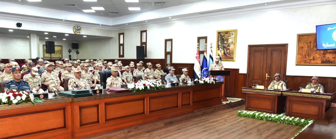 وزير الدفاع الفريق أول عبد المجيد صقر ، فى المنطقة المركزية العسكرية 