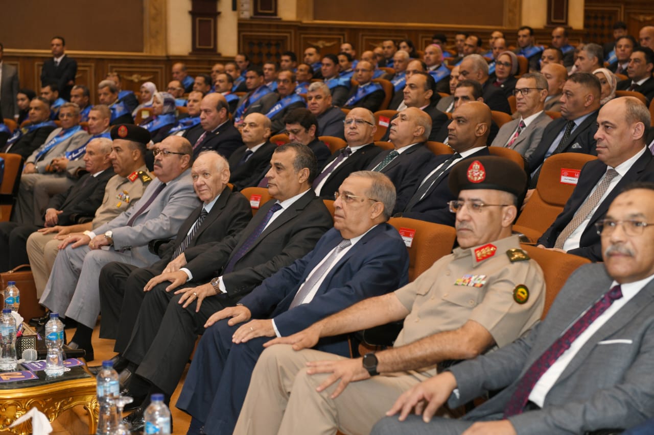 الوزير محمد صلاح يشهد مراسم الإحتفال بعيد الإنتاج الحربى 70