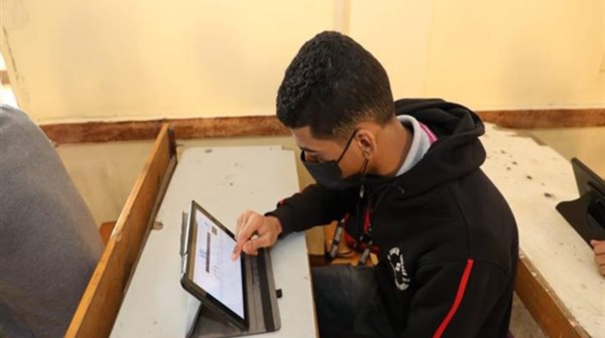 حقيقة سحب التابلت من طلاب الثانوية العامة حقيقة سحب التابلت من طلاب الثانوية العامة