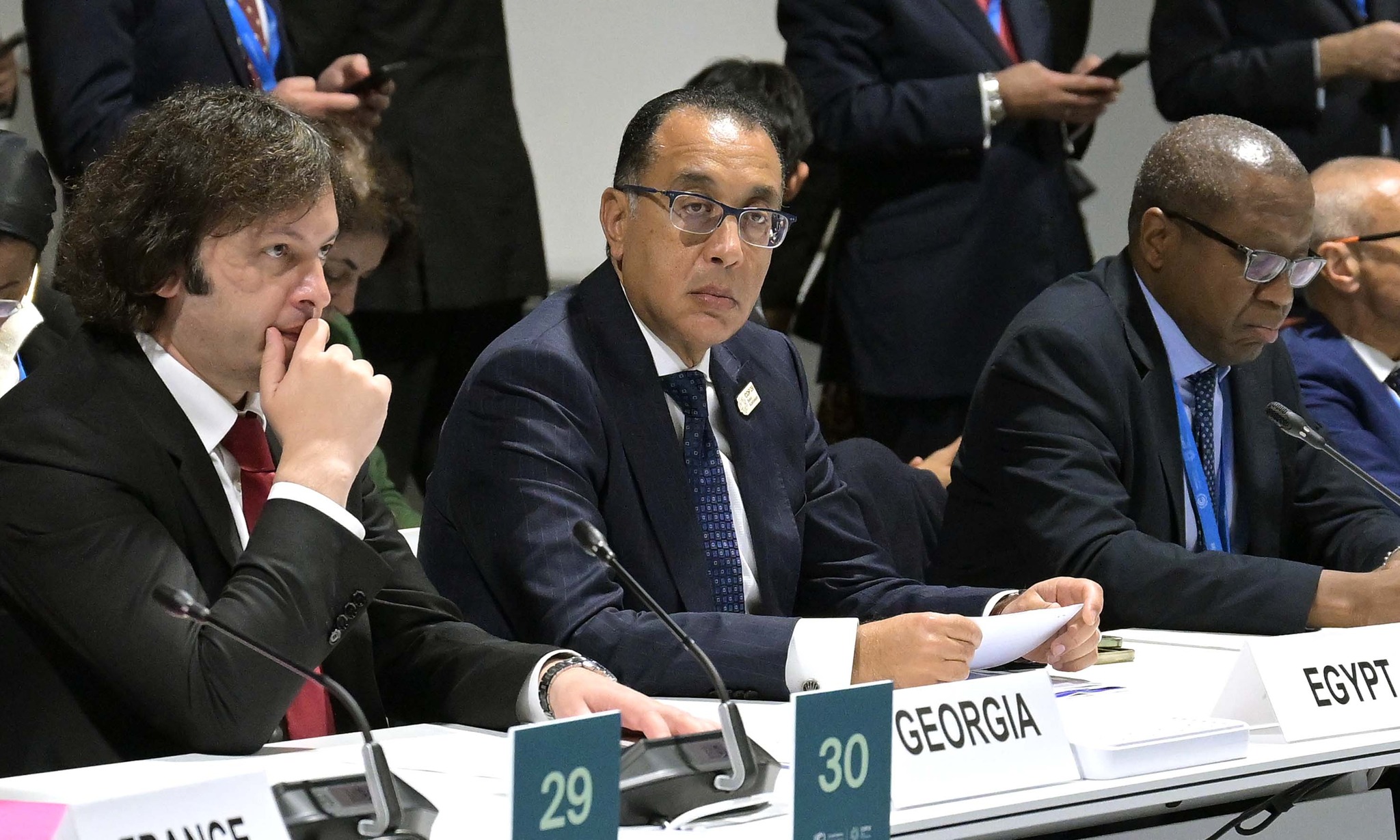 رئيس الوزراء يشارك في مائدة مستديرة حول تعزيز إجراءات التخفيف من آثار التغير المناخي رئيس الوزراء يشارك في مائدة مستديرة حول تعزيز إجراءات التخفيف من آثار التغير المناخي