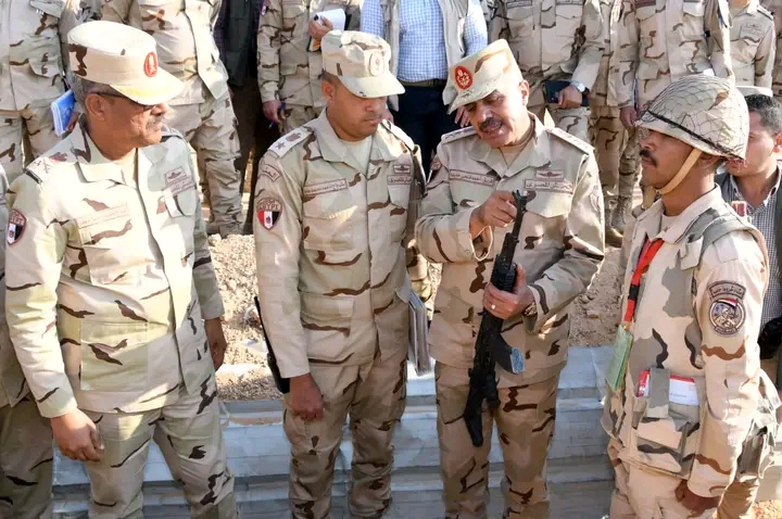 رئيس الأركان يتفقد عناصر القوات المسلحة المتمركزة شرق القناة رئيس الأركان يتفقد عناصر القوات المسلحة المتمركزة شرق القناة
