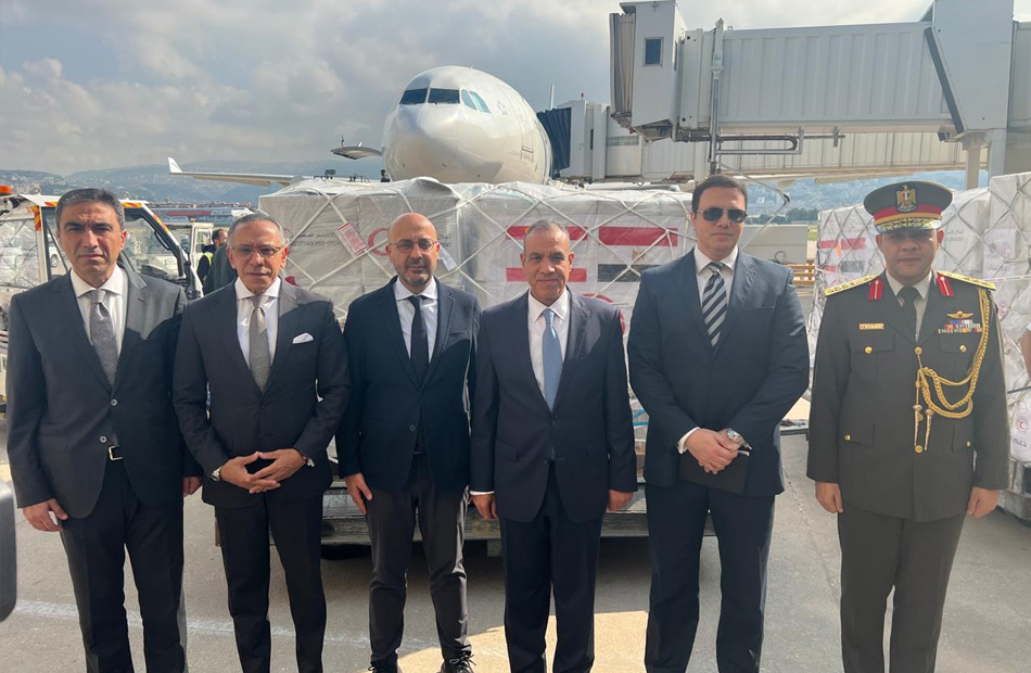 وزير الخارجية يسلم وزير البيئة اللبناني شحنة المساعدات المصرية الرابعة وزير الخارجية يسلم وزير البيئة اللبناني شحنة المساعدات المصرية الرابعة