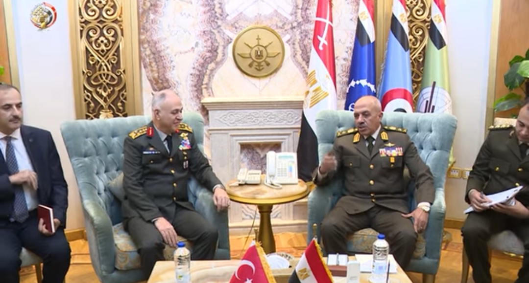 الفريق أحمد خليفة يلتقى رئيس هيئة الأركان العامة للقوات المسلحة التركية الفريق أحمد خليفة يلتقى رئيس هيئة الأركان العامة للقوات المسلحة التركية