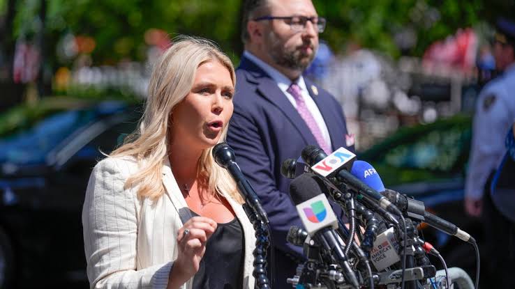 أصغر متحدثة.. ترمب يعيّن كارولين ليفيت متحدثة باسم البيت الأبيض أصغر متحدثة.. ترمب يعيّن كارولين ليفيت متحدثة باسم البيت الأبيض