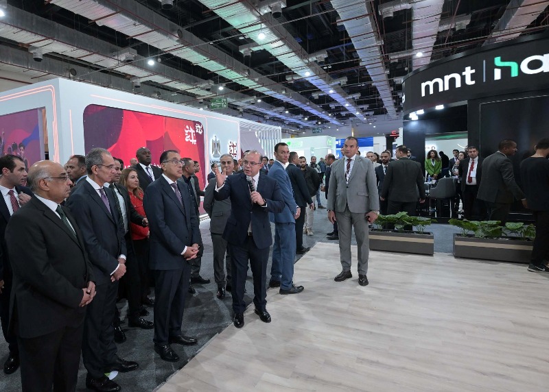 رئيس الوزراء يتفقد أجنحة البنك المركزي و”الرقابة المالية” و”آي سكور” بمعرض «كايرو آي سي تي»