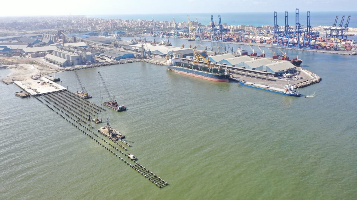 بتصوير جوي.. “النقل” تكشف عن تقدم أعمال مشروع محطة الصب الجاف النظيف بميناء الدخيلة بتصوير جوي.. “النقل” تكشف عن تقدم أعمال مشروع محطة الصب الجاف النظيف بميناء الدخيلة