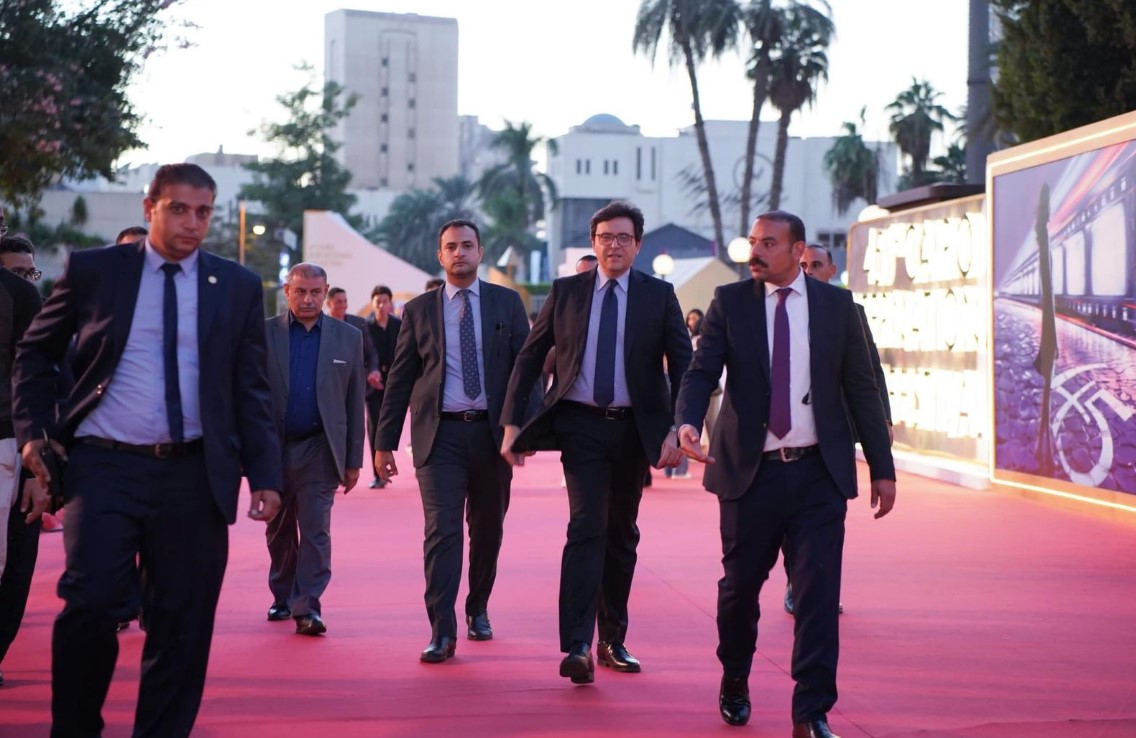 وزير الثقافة يتفقد فعاليات مهرجان القاهرة السينمائي ويشيد بالإقبال الجماهيري
