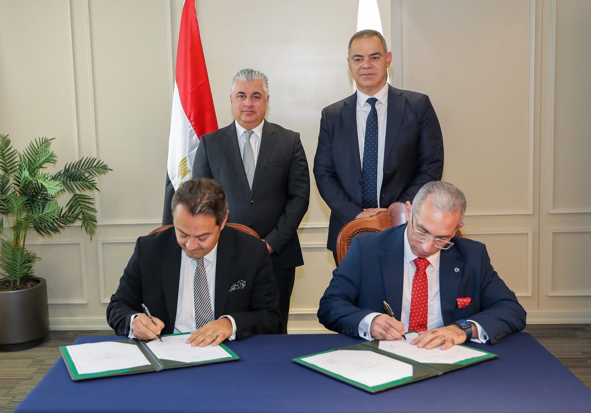 «اقتصادية السويس» توقع عقد انتفاع بالأرض لتنمية وتطوير 3.3 كم2