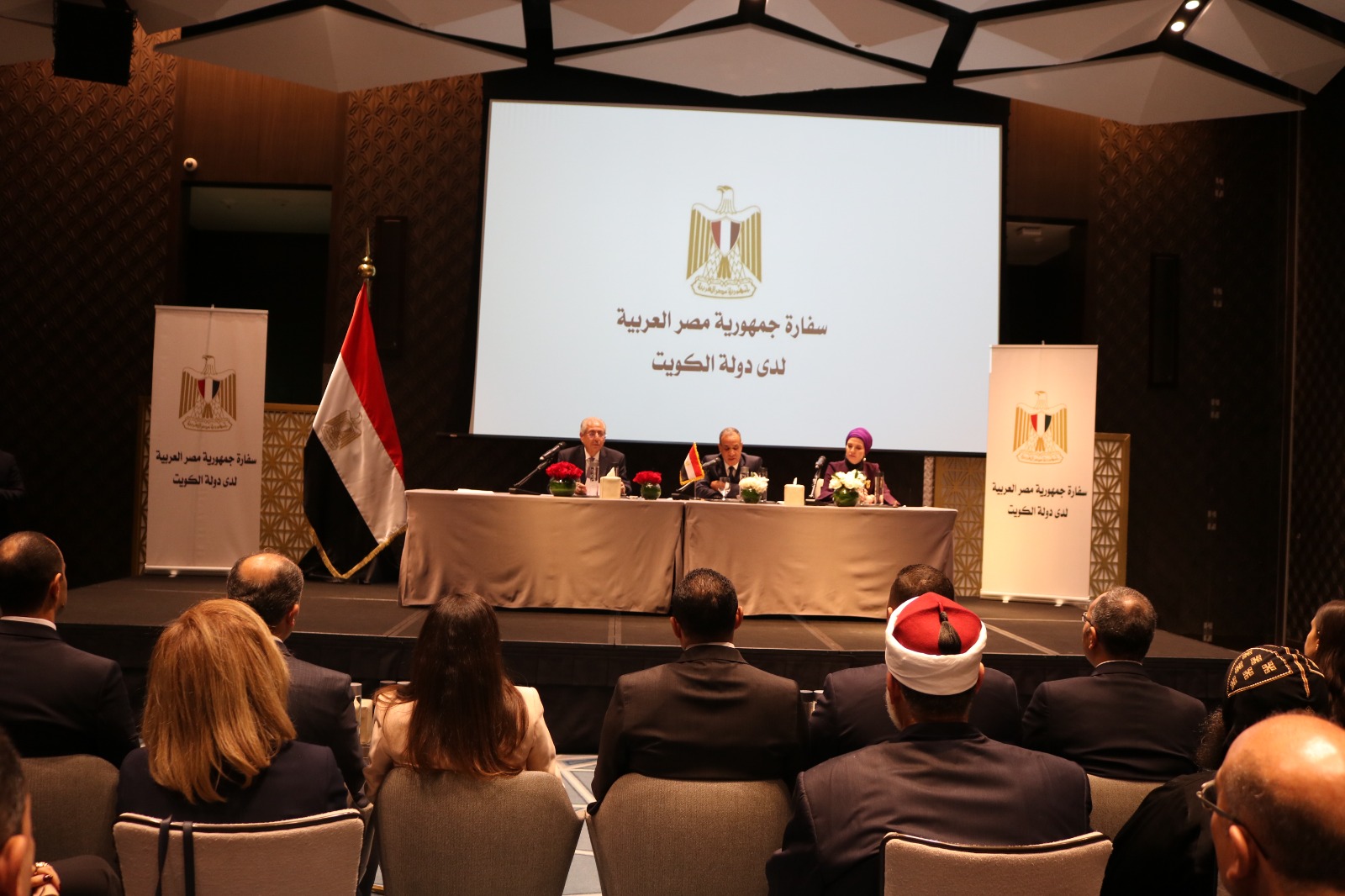 وزير الخارجية والهجرة يلتقي ممثلي الجالية المصرية في الكويت