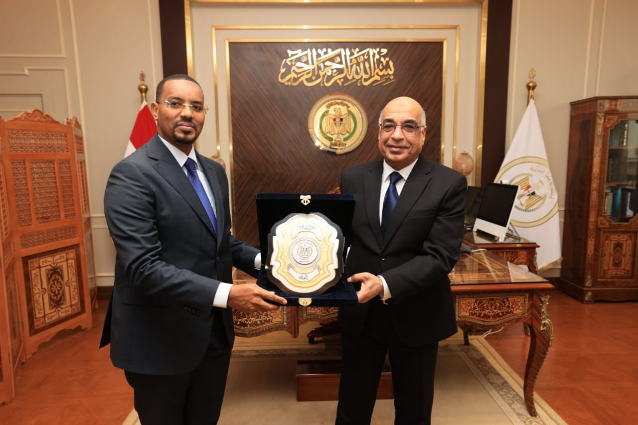 وزير العدل يبحث سُبل تعزيز التعاون القضائي مع نظيره الصومالي