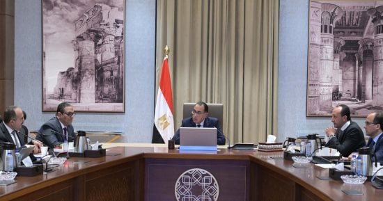 رئيس الوزراء يستعرض مع رئيس “المقاولون العرب” موقف مشروعات الشركة