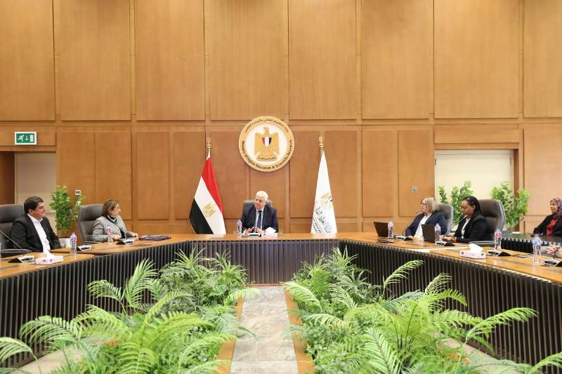 أيمن عاشور: تعظيم مشاركة العلماء المصريين في المجالات العالمية المرموقة