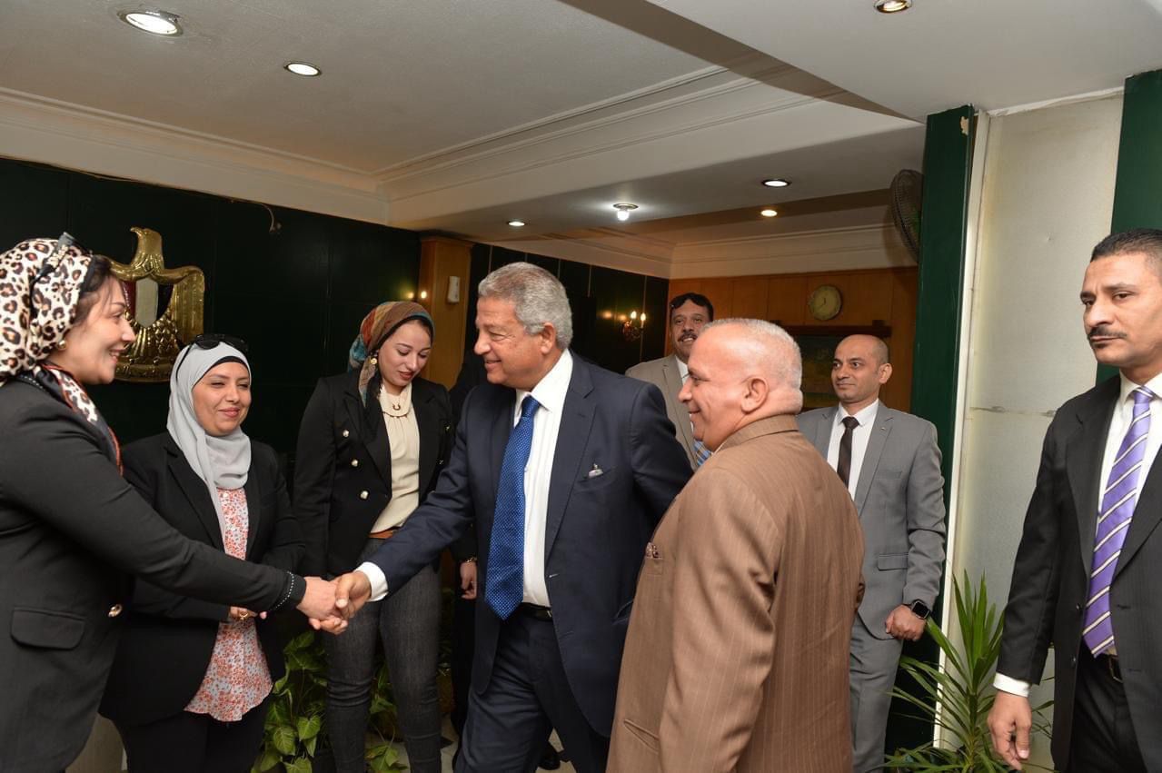 رئيس الأعلى للإعلام الجديد يصافح العاملين ويتعهد بتطوير العمل داخل المجلس