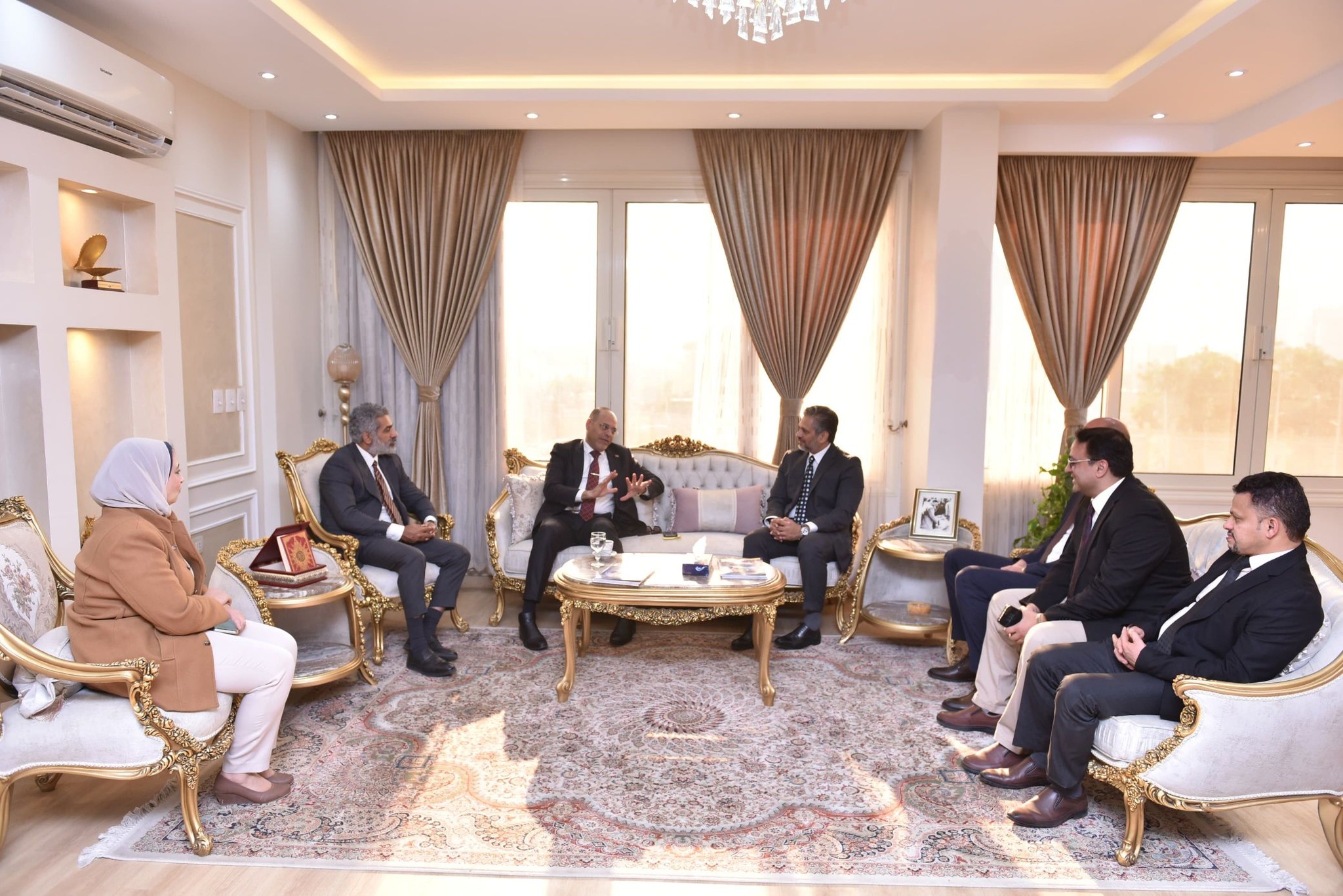 وزارة العمل تسلّم عقود عمل لذوي الهمم ضمن جهود دمجهم في سوق العمل وزارة العمل تسلّم عقود عمل لذوي الهمم ضمن جهود دمجهم في سوق العمل