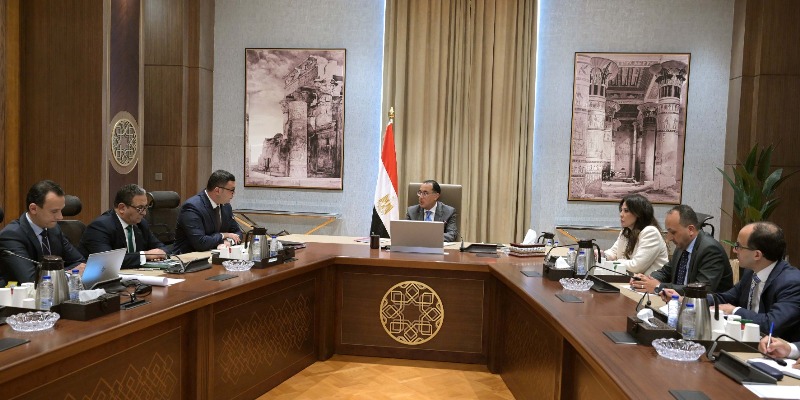 «مدبولي» يناقش طرح عالمي بشأن تخطيط المنطقة المحيطة بالأهرامات والمتحف الكبير