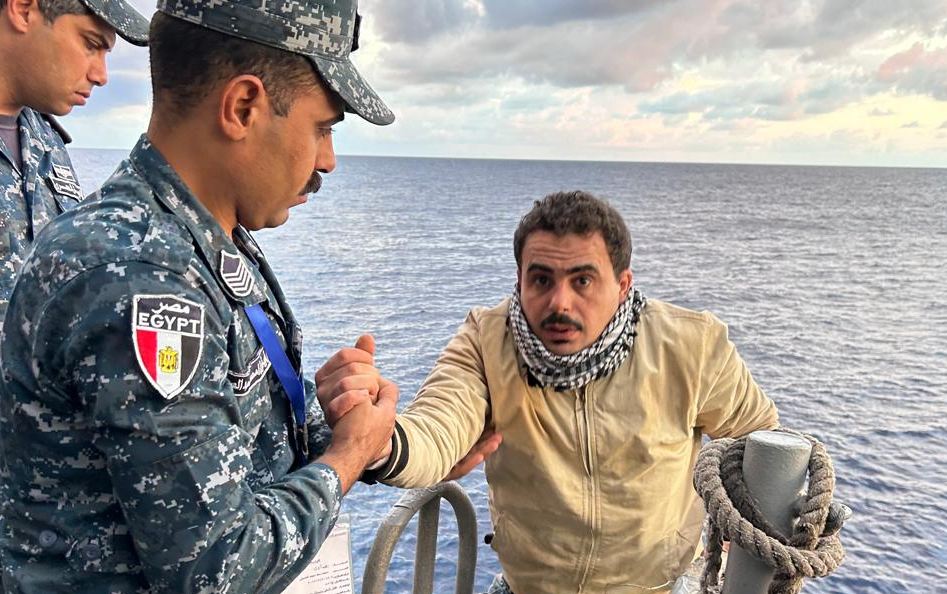 “القوات البحرية” تحبط محاولة هجرة غير شرعية لمركب على متنه 63 فردًا