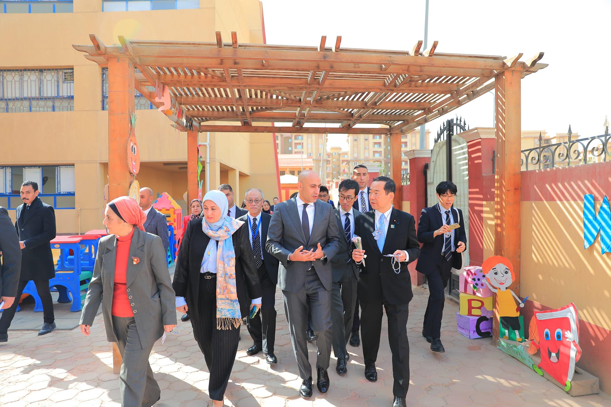 عبداللطيف ووزير الخارجية اليابانى يتفقدان “المدرسة المصرية اليابانية” بزهراء مدينة نصر عبداللطيف ووزير الخارجية اليابانى يتفقدان “المدرسة المصرية اليابانية” بزهراء مدينة نصر