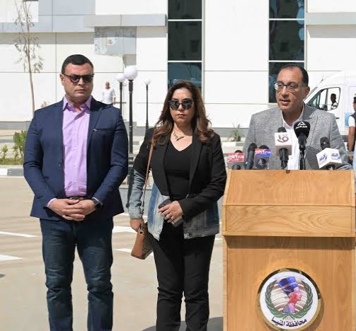 رئيس الوزراء يهنئ وزيرة التنمية المحلية لفوزها كأفضل محافظ عربى رئيس الوزراء يهنئ وزيرة التنمية المحلية لفوزها كأفضل محافظ عربى