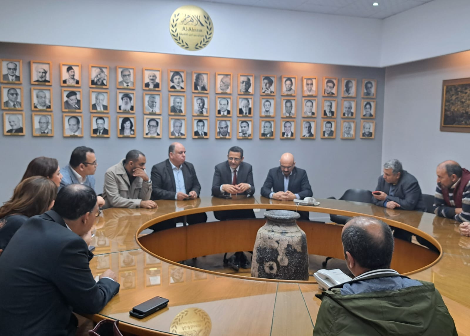 خلال زيارته لـ”الأهرام”..نقيب الصحفيين يناقش تحديات الأجور وصعوبات المهنة المهنة 