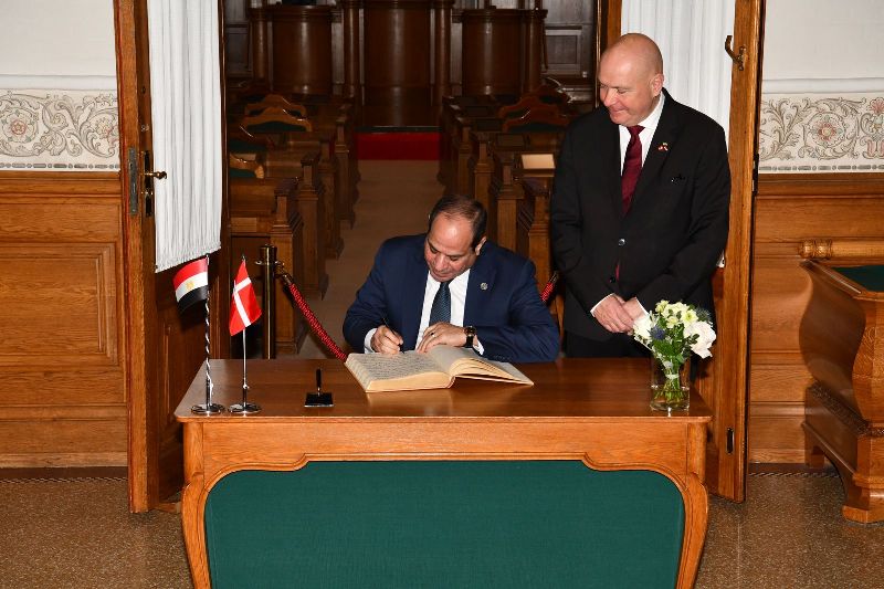 الرئيس السيسي يوقع في سجل كبار الزوار بالبرلمان الدنماركي