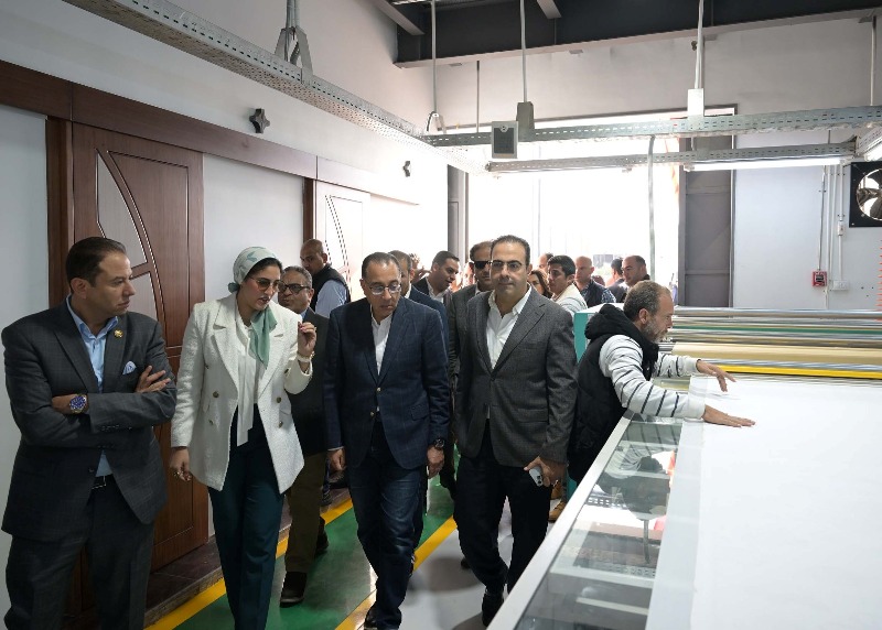 “مدبولي” يزور مصنع “مؤمن للعطور والبخور” جنوب بورسعيد “مدبولي” يزور مصنع “مؤمن للعطور والبخور” جنوب بورسعيد