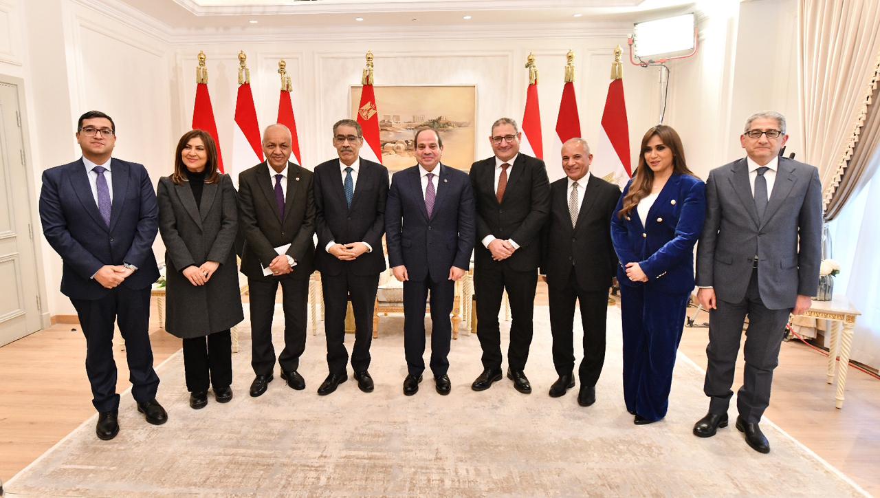 الرئيس السيسي يلتقي عددا من سيدات ورجال الصحافة والإعلام الرئيس السيسي يلتقي عددا من سيدات ورجال الصحافة والإعلام