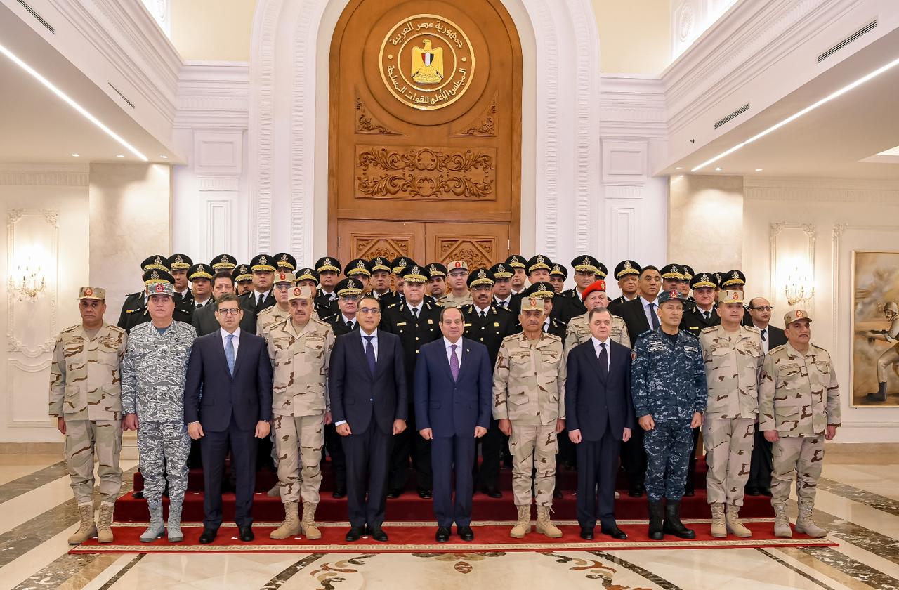 السيسي: الظروف الحالية برهنت على أن وعي الشعب المصري هو الضمانة الوحيدة لتجاوز الأزمات المحيطة السيسي: الظروف الحالية برهنت على أن وعي الشعب المصري هو الضمانة الوحيدة لتجاوز الأزمات المحيطة