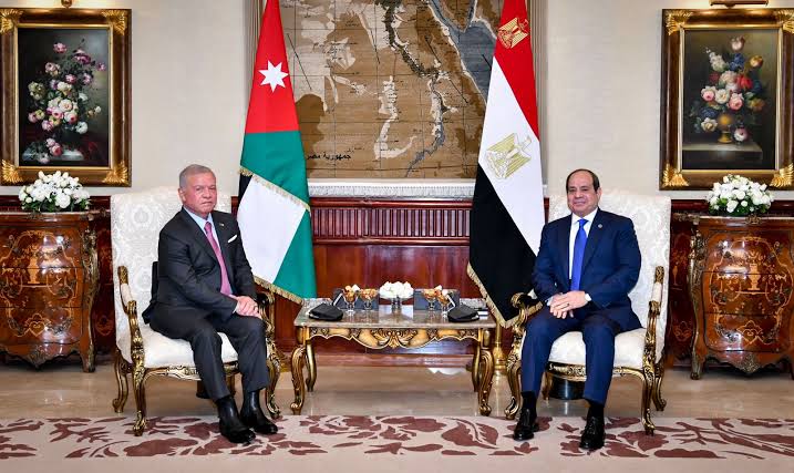 السيسي والعاهل الأردني يؤكدان ضرورة الوقف الفوري لإطلاق النار بغزة