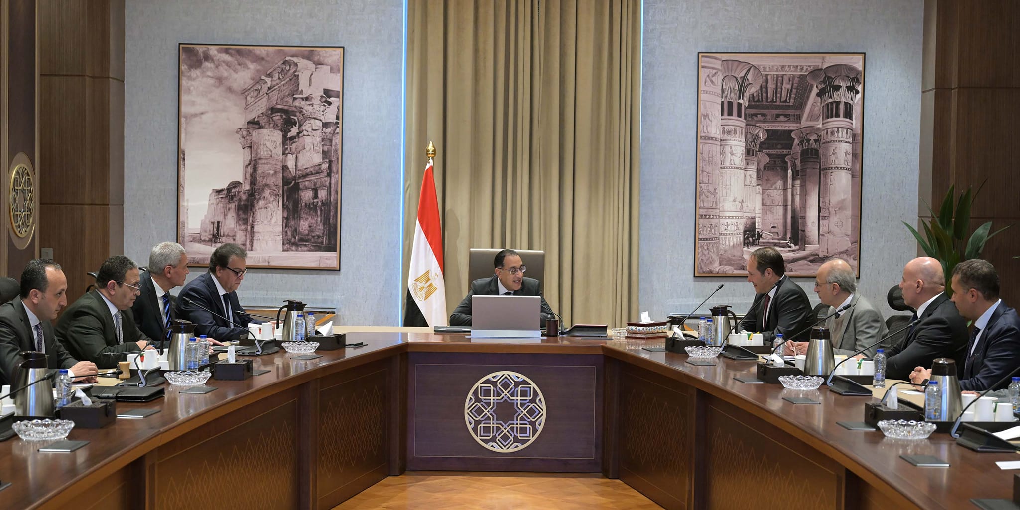 رئيس الوزراء يلتقي المدير التنفيذى لشركة “جنرال إلكتريك هيلثكير” لاستعراض مشروع تصنيع أجهزة “السونار” في مصر