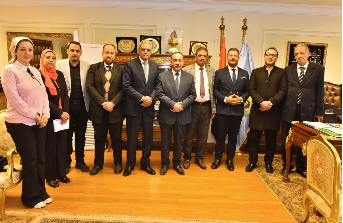 محافظ أسيوط يلتقي وفد المجلس القومي لحقوق الإنسان لبحث سبل التعاون في تعزيز الحقوق الاقتصادية للفئات الأولى بالرعاية