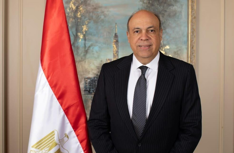 وزير الطيران المدني يعقد اجتماعًا مع قيادات مصر للطيران