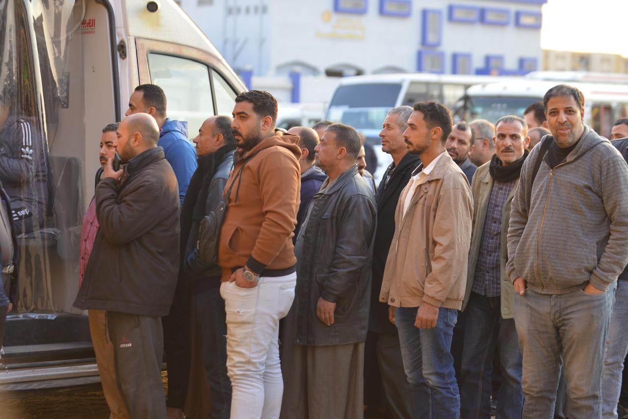 بالمئات.. طوابير المواطنين تظهر في العاشر من رمضان لتحرير توكيلات حزب “الجبهة الوطنية”