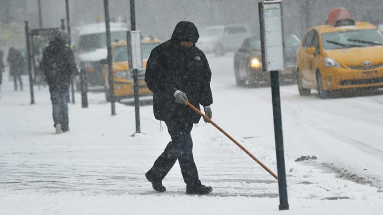 عاصفة “بلير” تهدد 13 ولاية أمريكية برياح شديدة وثلوج كثيفة