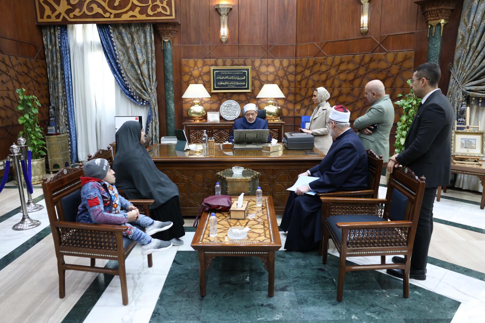 شيخ الأزهر يقرر صرف إعانة شهرية وأثاث منزلي ودرّاجة بخارية لأم عبد المنعم المصاب بمرض «الجسم الزجاجي» شيخ الأزهر يقرر صرف إعانة شهرية وأثاث منزلي ودرّاجة بخارية لأم عبد المنعم المصاب بمرض «الجسم الزجاجي»