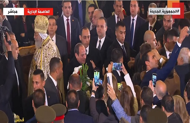 الرئيس السيسي يُصافح الأقباط ويلتقط معهم الصور بكاتدرائية ميلاد المسيح الرئيس السيسي يُصافح الأقباط ويلتقط معهم الصور بكاتدرائية ميلاد المسيح