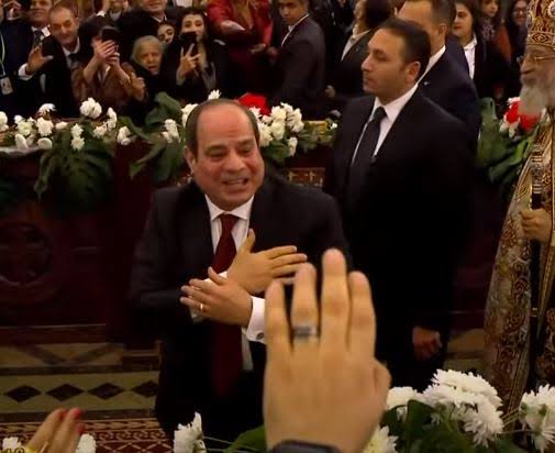وسط هتافات المواطنين..الرئيس السيسي يغادر قداس عيد الميلاد وسط هتافات المواطنين..الرئيس السيسي يغادر قداس عيد الميلاد
