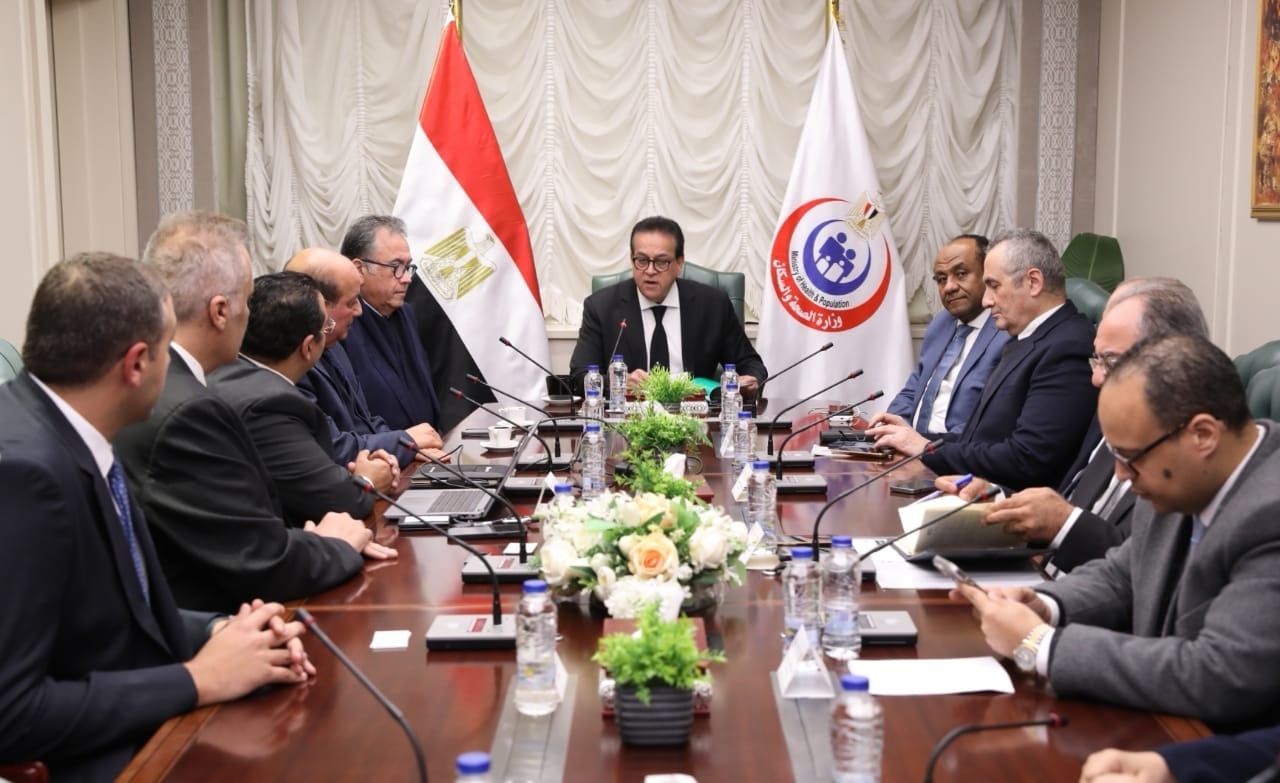 «الصحة» تبحث مع شركة صينية التوسع في استخدام الروبوتات الجراحية 