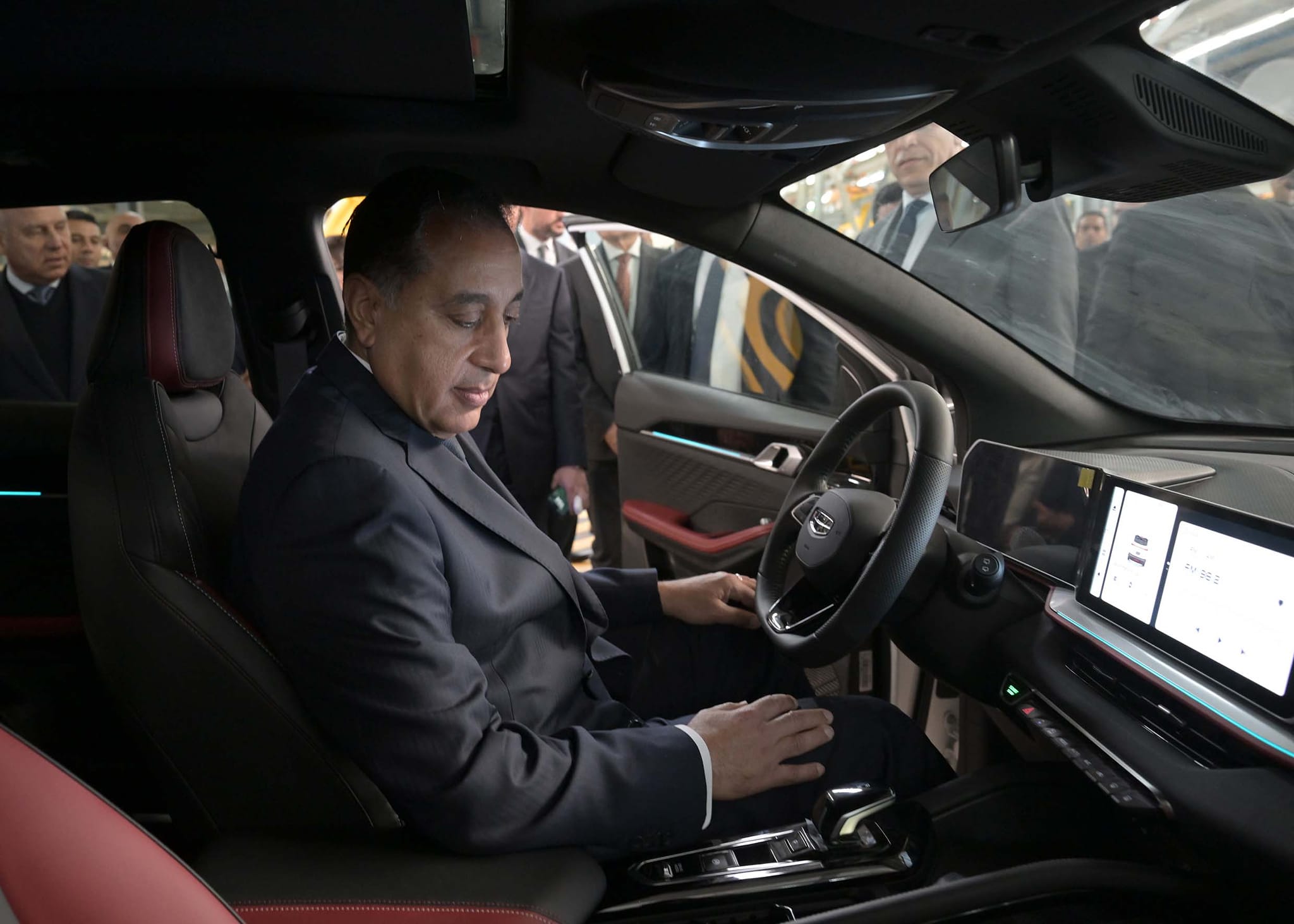 مدبولي يتفقد مصنع “جيلي” للسيارت الجديد بأكتوبر