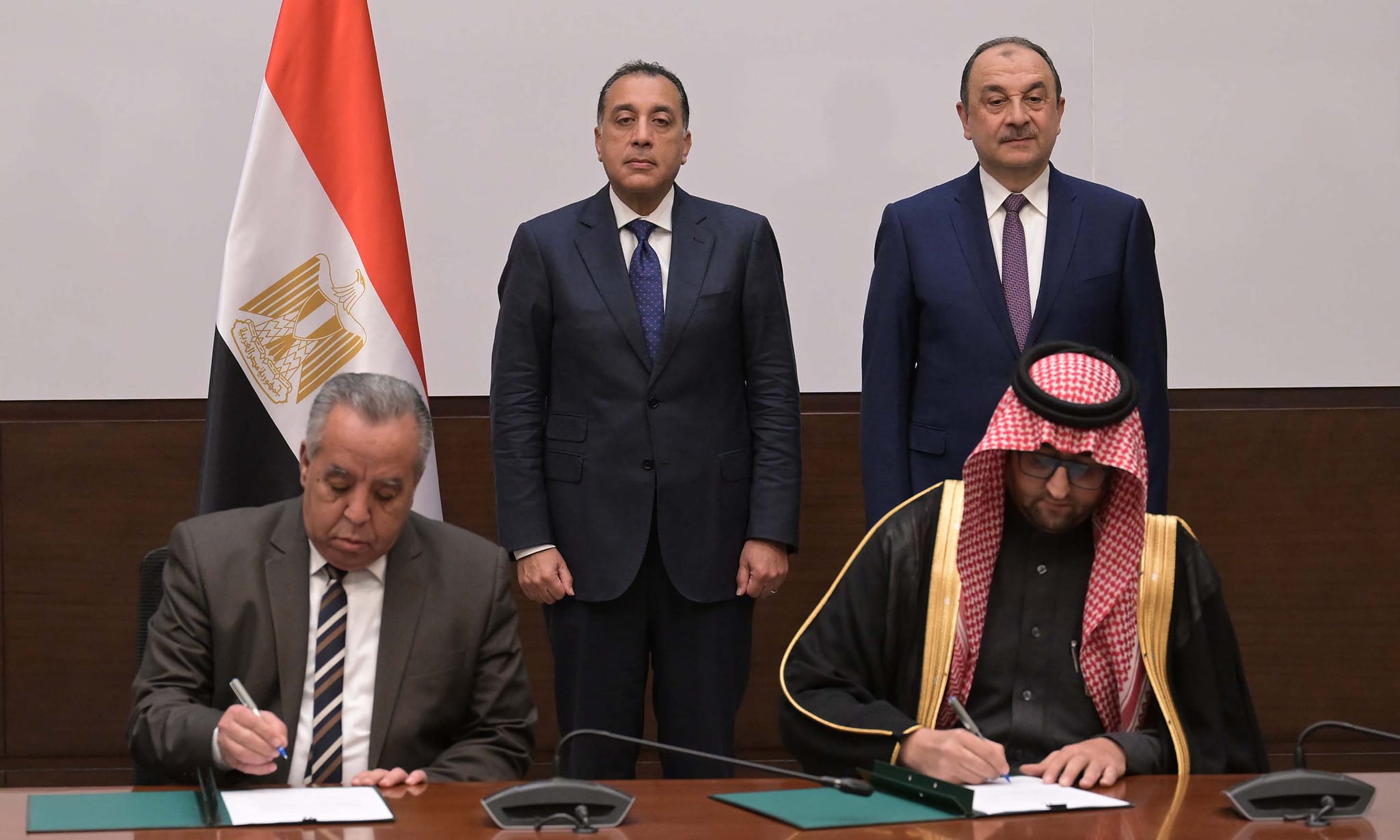 “السيليكو منجنيز” تعود.. مدبولي يشهد توقيع عقد تشغيل فرن قوس حراري