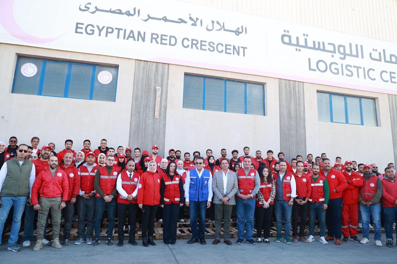 وزير الصحة ووزيرة التضامن يتفقدان مركز دعم غزة اللوجستي