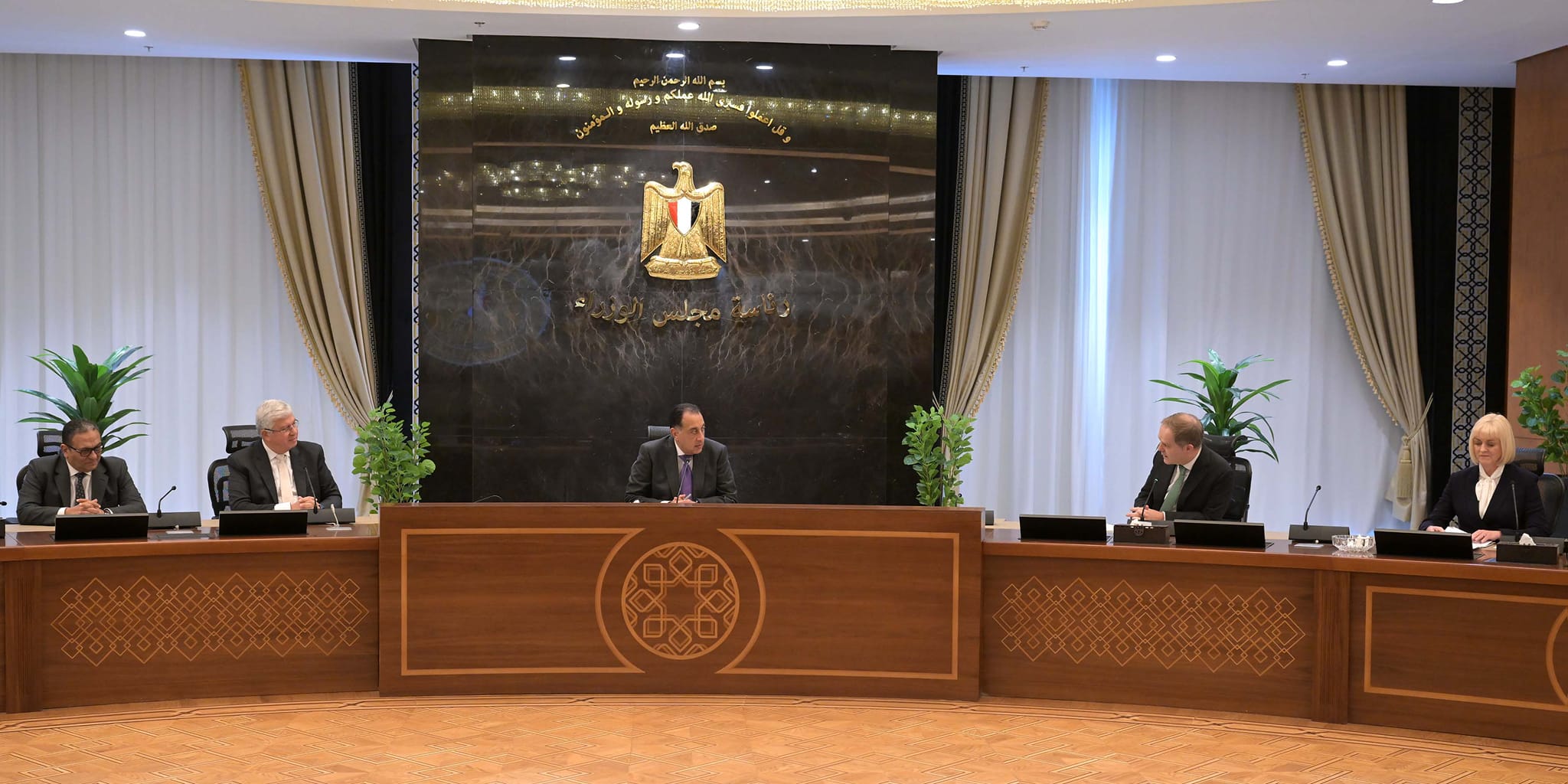 رئيس الوزراء يلتقي وفد جامعة “إكستر” البريطانية رئيس الوزراء يلتقي وفد جامعة “إكستر” البريطانية