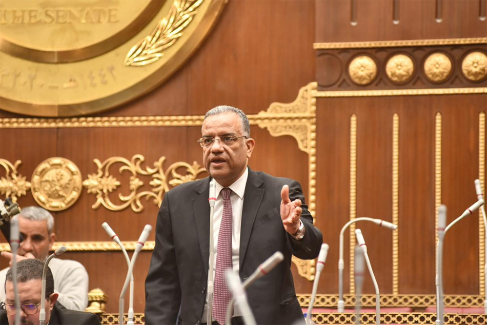 مسلم ينتقد ظاهرة تكدس سائقي التاكسي فى المطارات وغياب بصمة العين