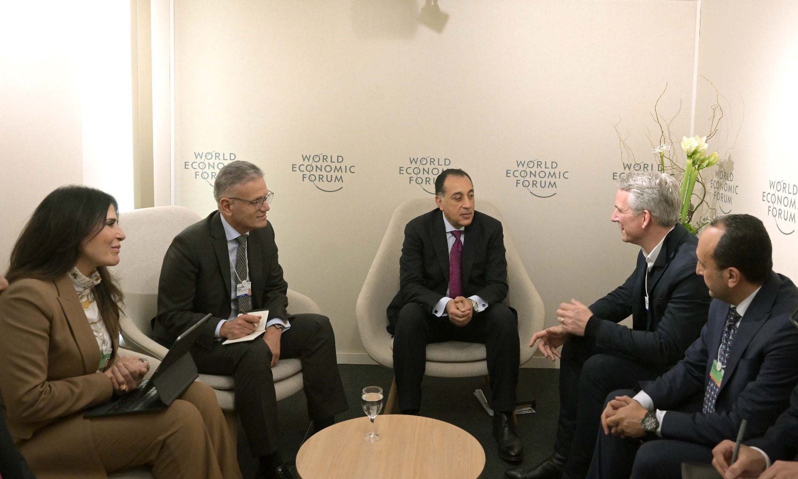 رئيس الوزراء يلتقي عضو مجلس الإدارة رئيس إدارتي التكنولوجيا والإستراتيجيات بشركة “سيمنز” الألمانية